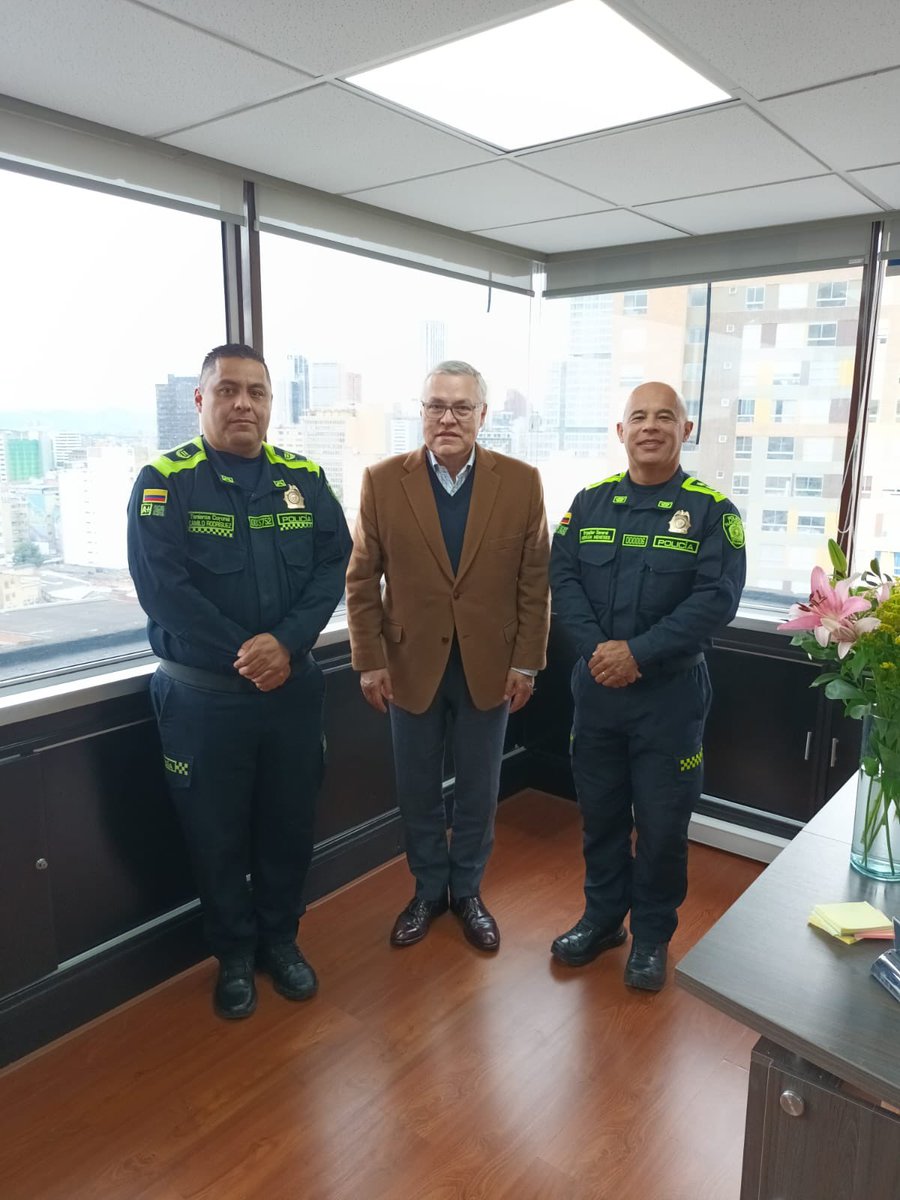 Inspección General y Responsabilidad Profesional (@inspecciongnral) on Twitter photo El Inspector General (e), brigadier general Hernán Meneses, lideró mesa de trabajo con el Procurador Delegado de DD.HH., Néstor Osuna (<a href="/osunanestor/">Néstor Osuna</a>), para articular acciones de prevención y protección de los derechos humanos. El Inspector General (e), brigadier general Hernán Meneses, lideró mesa de trabajo con el Procurador Delegado de DD.HH., Néstor Osuna (<a href="/osunanestor/">Néstor Osuna</a>), para articular acciones de prevención y protección de los derechos humanos.