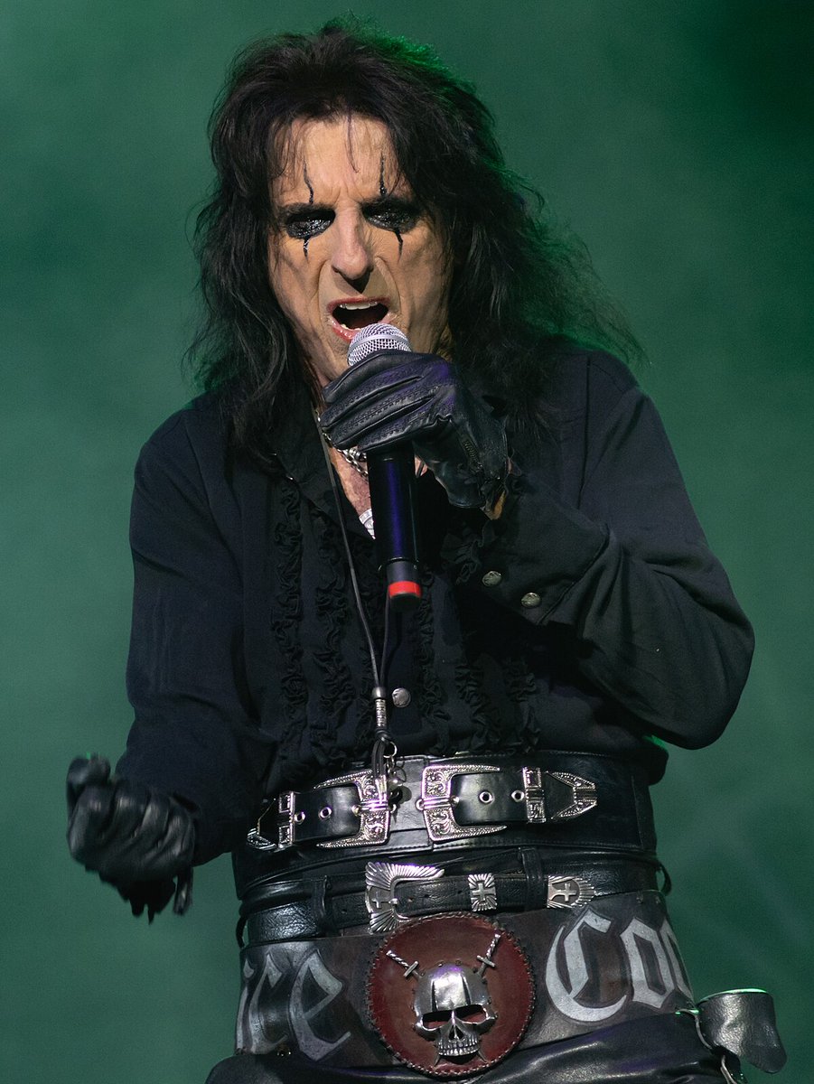 ALICE COOPER nunca se CANSA de INTERPRETAR a ALICE

Entrar para mas información:
facebook.com/photo?fbid=149…