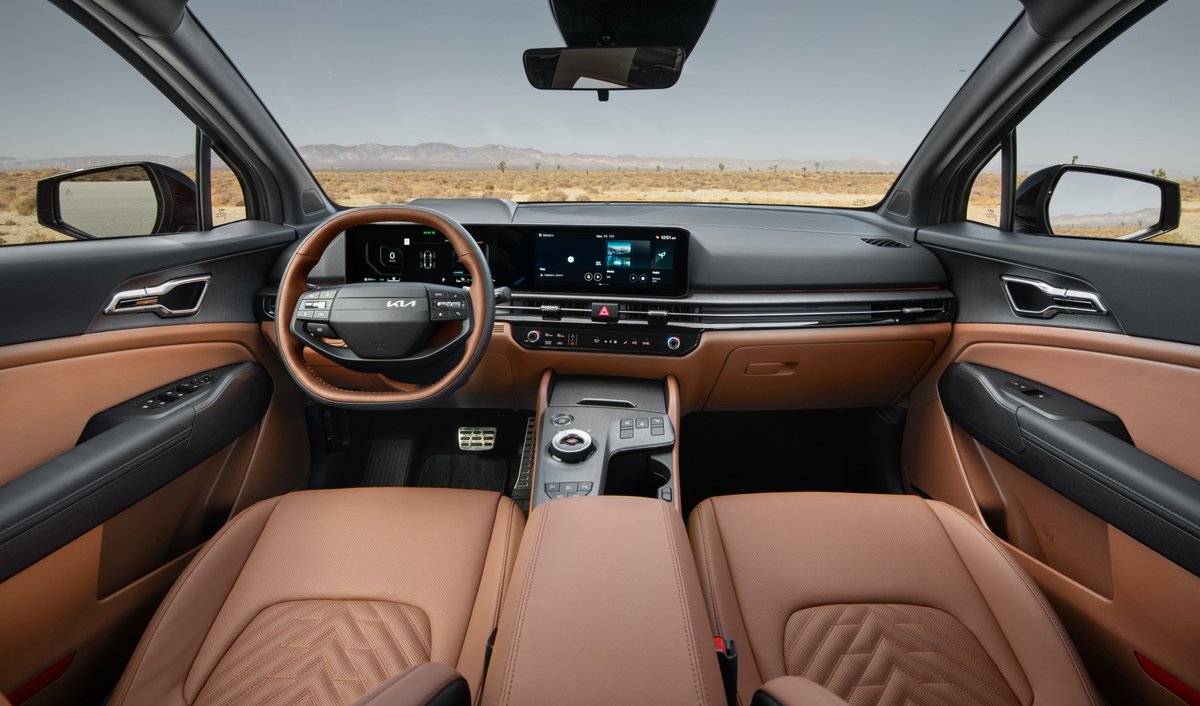 KIA presenta en México su Sportage 2026 con una ligera, pero interesante actualización.

El exterior se renueva la parrilla, fascias y estrena nuevo diseño de rines. Faros y calaveras también estrenan diseño. En el interior los detalles también son ligeros, pero interesantes: