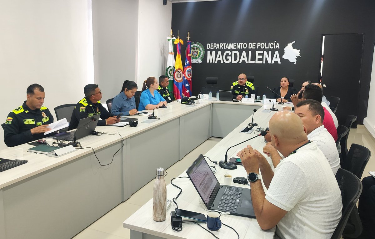 PoliciaDEMAG's tweet photo. La @PoliciaColombia en el Magdalena sostuvo reunión con la Dra. Ingrid Mirelda Padilla García, Secretaria del Interior, para coordinar acciones integrales que fortalezcan la seguridad y convivencia en el departamento. Trabajo conjunto por la
#SeguridadEnElTerritorio https://t.co/Y0DGIWegAb