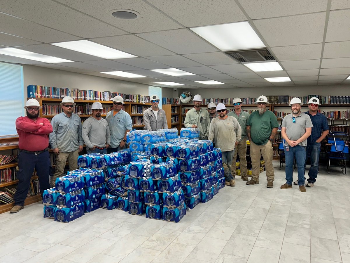 PSOklahoma's tweet photo. We can always count on our PSO team to help the communities we serve. 💪 ❤️ Thank you to our McAlester crews for donating water to the citizens of Pittsburg and Blanco when they were in need! #PSOklahoma #PSOcommunity https://t.co/mQCJsvzcCe