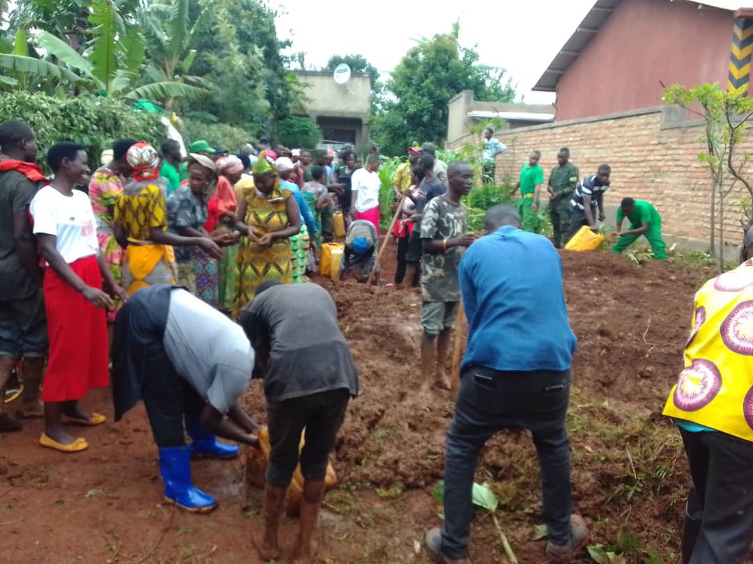 KIRAMURUZI SECTOR OFFICIAL (@kiramuruzio) on Twitter photo None, umuyobozi wβAkarere <a href="/GatsiboDistrict/">Gatsibo District</a> wungirije ushinzwe imibereho myiza hamwe nβinzego zβumutekano bifatanyije nβabaturage bu murenge wa <a href="/KiramuruziO/">KIRAMURUZI SECTOR OFFICIAL</a> mu kagari ka Gakenke mβumuganda wo kubumba amatafari yo kubakira umuturage utishoboye.
<a href="/RwandaEast/">πππ¬πππ«π§ ππ«π¨π―π’π§ππ | ππ°ππ§ππ</a>
<a href="/RwandaLocalGov/">Ministry of Local Government | Rwanda</a> None, umuyobozi wβAkarere <a href="/GatsiboDistrict/">Gatsibo District</a> wungirije ushinzwe imibereho myiza hamwe nβinzego zβumutekano bifatanyije nβabaturage bu murenge wa <a href="/KiramuruziO/">KIRAMURUZI SECTOR OFFICIAL</a> mu kagari ka Gakenke mβumuganda wo kubumba amatafari yo kubakira umuturage utishoboye.
<a href="/RwandaEast/">πππ¬πππ«π§ ππ«π¨π―π’π§ππ | ππ°ππ§ππ</a>
<a href="/RwandaLocalGov/">Ministry of Local Government | Rwanda</a>