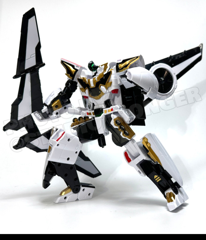 メタルカードボットS・スカイギャロップ。翼にローターがついた輸送機