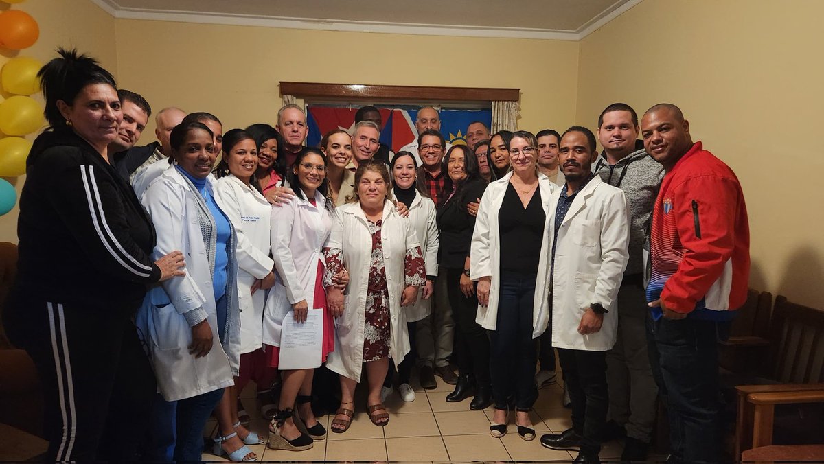 Nada alienta más que estar con los nuestros y eso fue lo que hicimos en el aniversario 62 de la colaboración médica cubana. Celebramos la fecha con integrantes de la Brigada que en Windhoek, #Namibia, cura cuerpos, alivia almas y siembra esperanza.