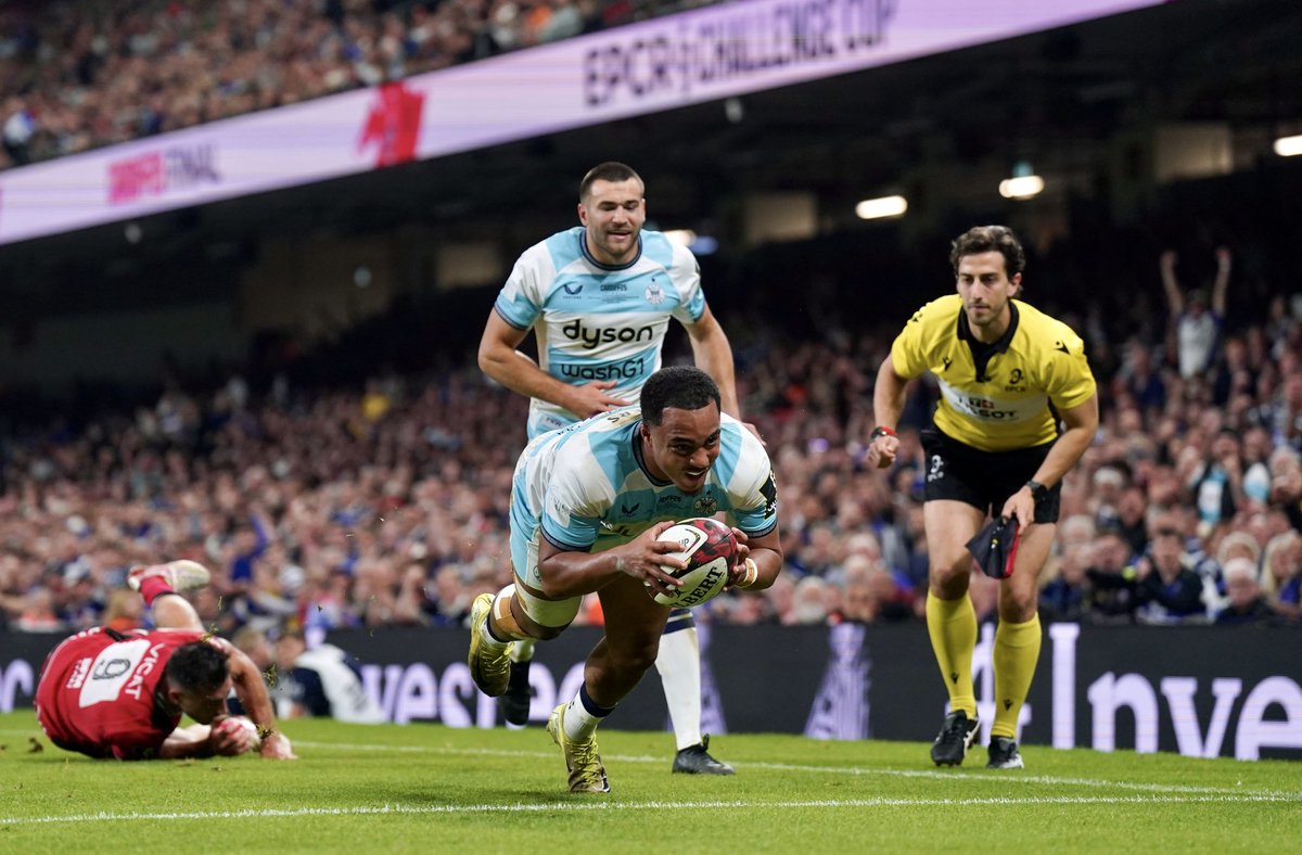 jjgiddens's tweet image. Bath Rugby celebrate winning the EPCR Challenge Cup Final after victory over Lyon Olympique Universitaire the Principality Stadium in Cardiff