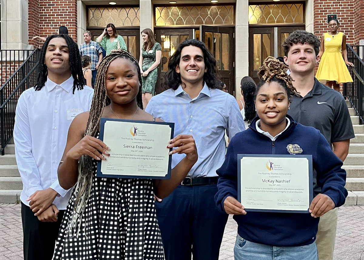 DecaturBulldogs's tweet image. A week full of celebration! 🎓🏅🎉

From Graduation to Capstone presentations to Awards Banquets, our Bulldogs have given us so much to be proud of.

Cheers to a year of growth, grit, and unforgettable accomplishments!  #GoBilldogs