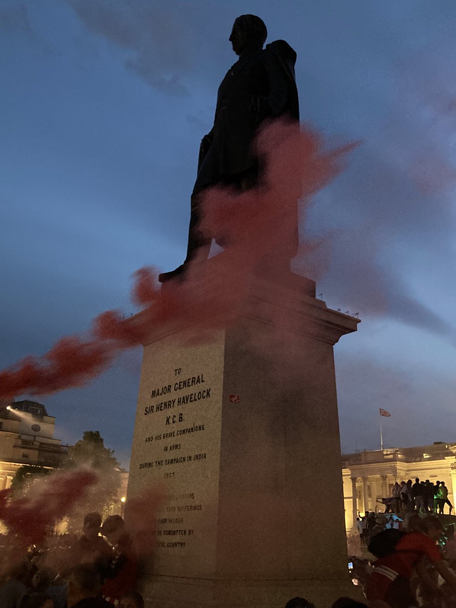 Henry Havelock, Victorian general and Mackem born and bred, surrounded by his fellow Mackems having a bit party in Traf Sq tonight. #sunderlandafc