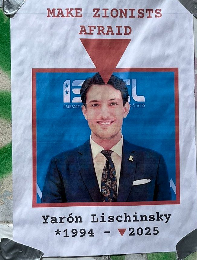 leute die sowas plakatieren sind übrigens die gleichen, die sagen dass das rote dreieck nix mir hamas oder antisemitismus zu tun hat, sondern teil der 🇵🇸 flagge ist und es nur um solidarität mit palästinenser*innen geht 🤡