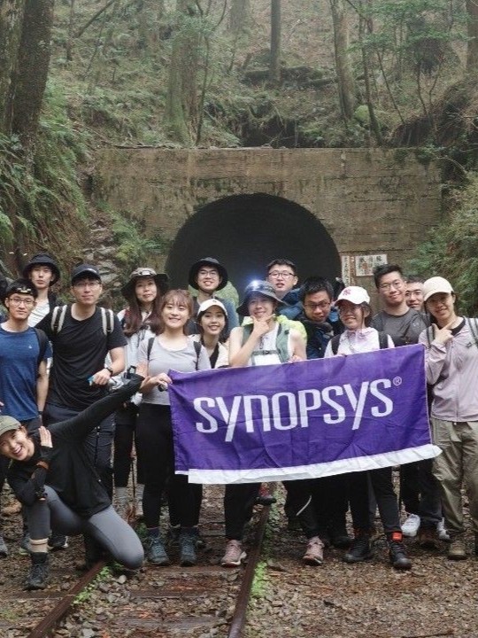 Synopsys's tweet photo. From hiking trails to kayaking, #TeamSynopsys knows how to embrace the great outdoors! Here's to fresh air, great company, and fun adventures! π£ββοΈπββοΈ
#LifeAtSynopsys https://t.co/p80RL8DcaY