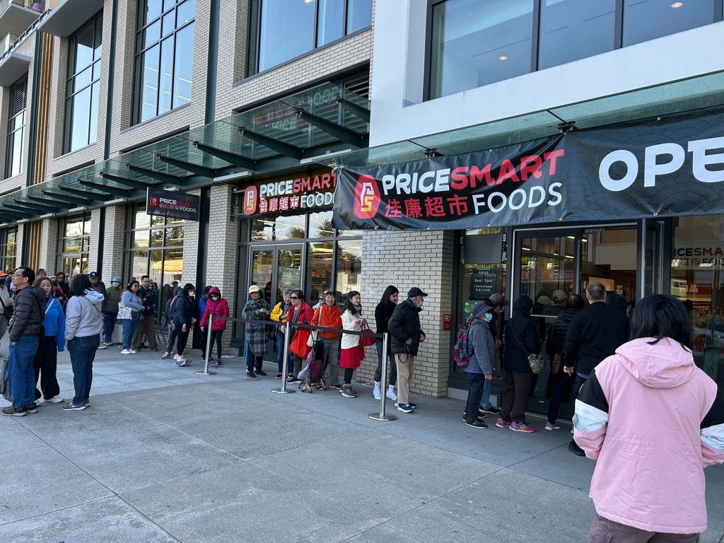 UFCW_1518's tweet image. This store converted to a unionized PriceSmart Foods this week, and we’re proud to welcome these workers into our union family. Great to see such strong community support at their grand opening!