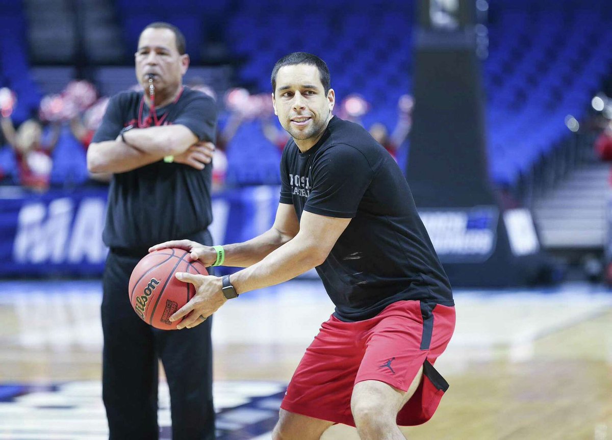 CoachJimBoone's tweet image. Kellen Sampson on role of Assistant Coach:
“It’s not my job to make decisions, it’s my job to make suggestions.”
“It’s not my job to challenge or question the head coach, it’s my job to make another suggestion, and to have a great attitude about it.”