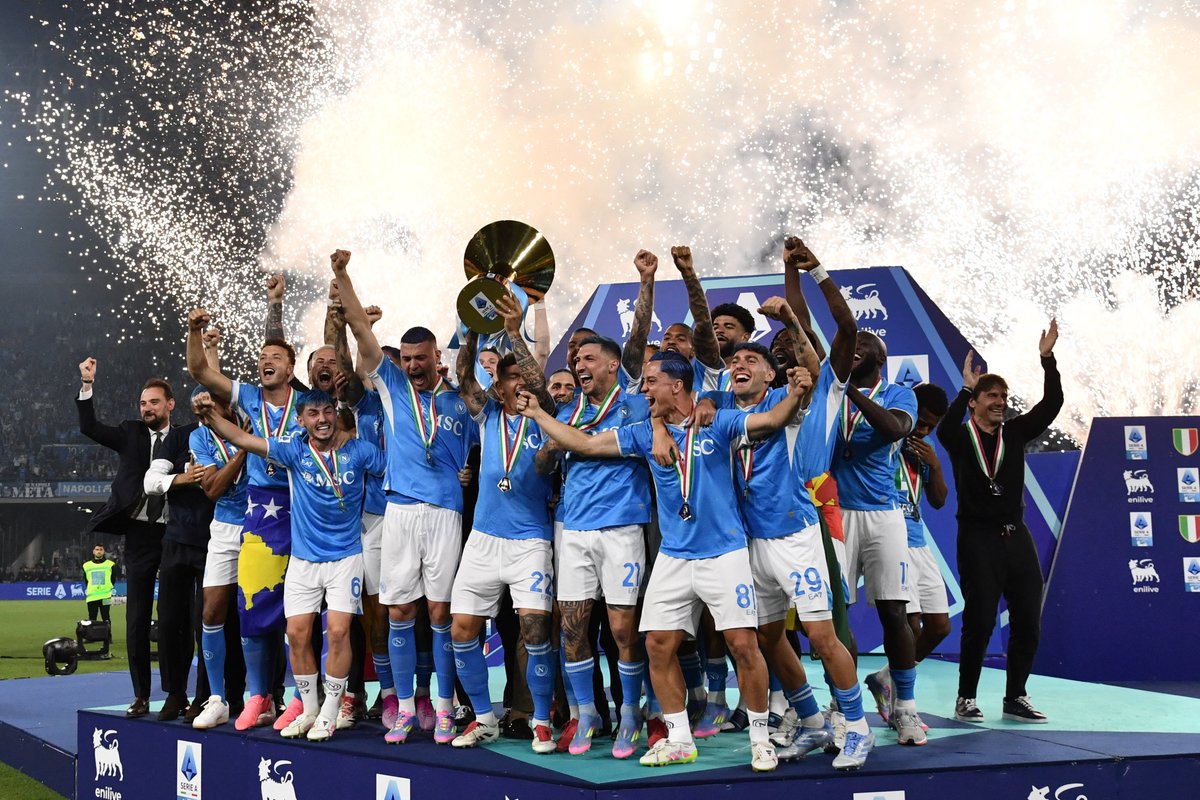 Il <a href="/sscnapoli/">Official SSC Napoli</a> alza la coppa al cielo!!! 💙🏆 🎇

#4PARTHENOPE #SCUDETTONAPOLI