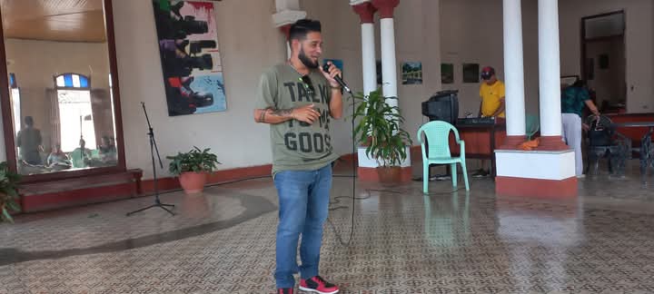En la tarde de hoy la Casa de Cultura Haydée Santamaría abrió sus puertas para recibir un Concierto Compartido a cargo de   Maritza Llerena Garcia ,Lilian Torres y Robertico Jimenez quienes le regalaron su música y su estilo a todos los artistas aficionados de nuestro municipio
