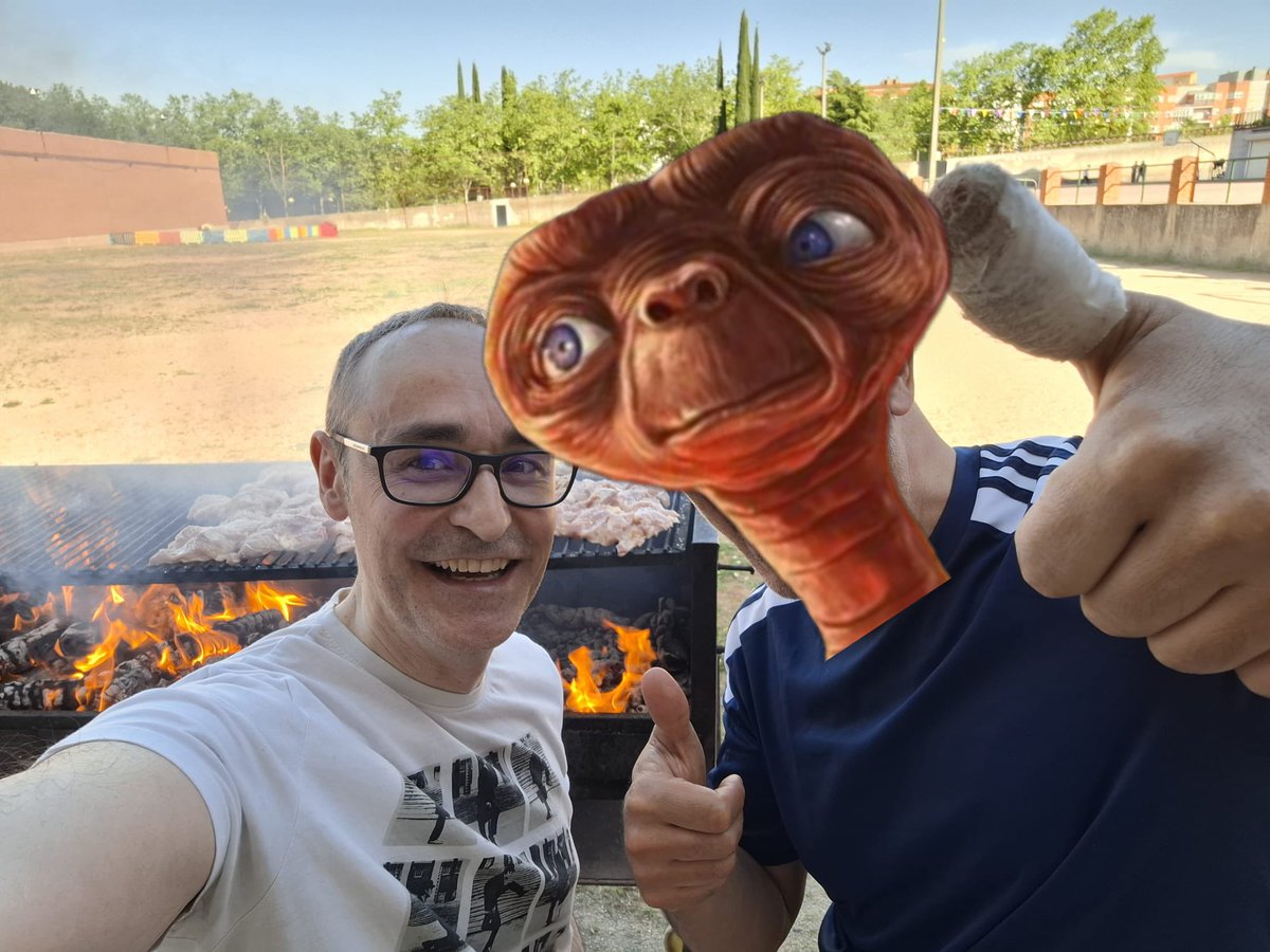 Durante esta tarde, en Grado Superior hemos celebrado la fiesta de María Auxiliadora con un torneo de fútbol ganado por los alumnos de 2º de Administración y Finanzas.

Posteriormente hemos disfrutado de una deliciosa barbacoa elaborada por unos parrilleros “de otro planeta” 😁