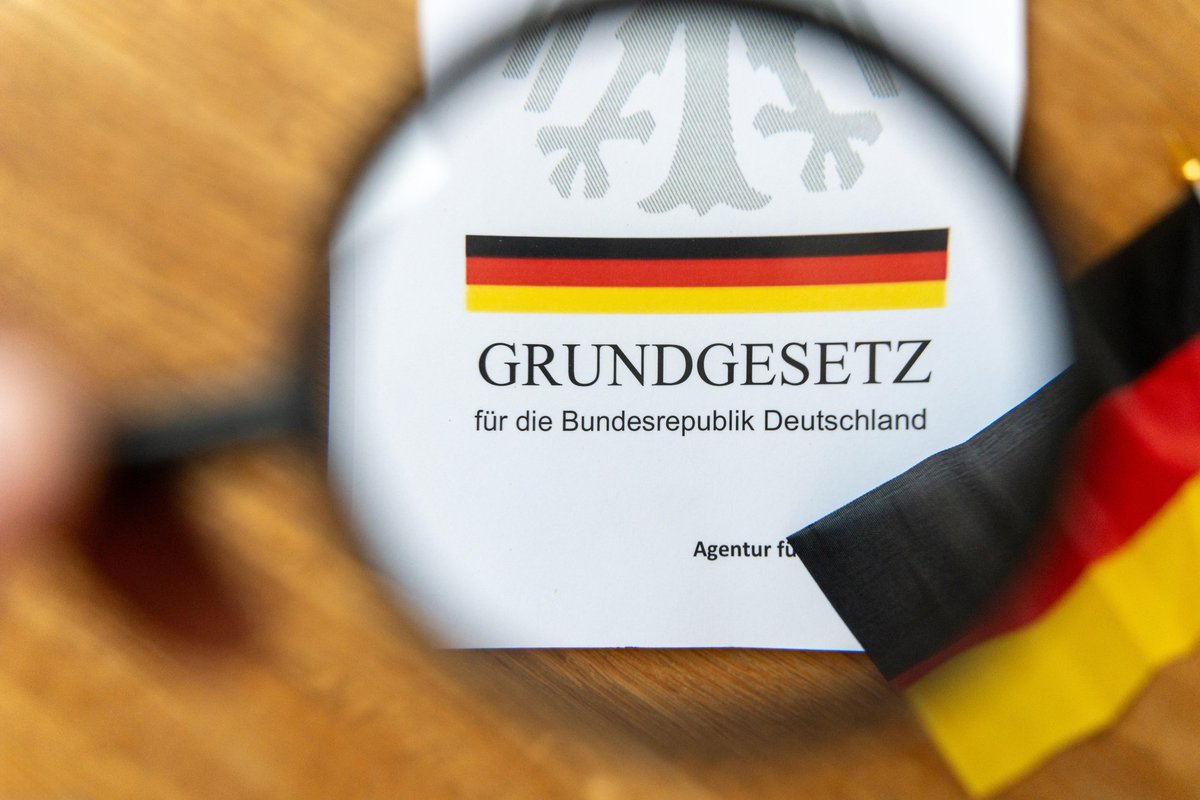 Hoy celebramos el Día de nuestra constitución🇩🇪! 🎉 Una piedra angular de nuestra democracia que garantiza la libertad, la igualdad y los derechos humanos. Ella nos aporta el marco de valores que hacen fuerte a nuestro país! 💪🇩🇪 #LeyFundamental #Grundgesetz #Democracia #Libertad