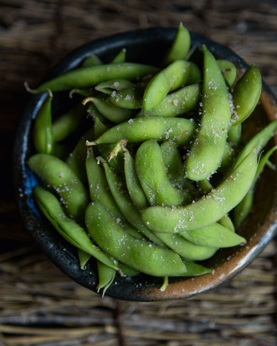 onceuponapesto's tweet image. Learn about edamame. The first documented reference to edamame was made during the 13th century in a Japanese monk’s thank-you note written to his parishioner. ✉️ #EdamameRecipe #FunFoodFact #JapaneseFood #GlobalFood