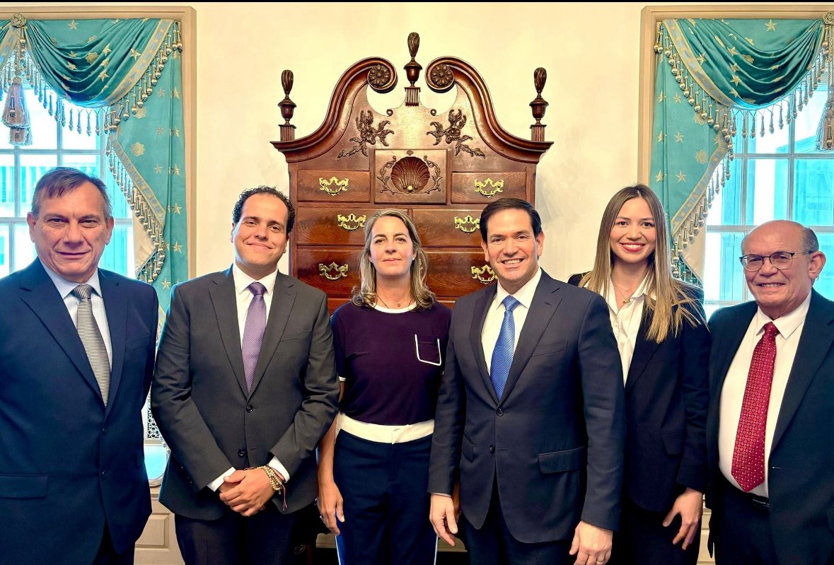 Iván Simonovis (@simonovis) on Twitter photo Para ti <a href="/dcabellor/">Diosdado Cabello R</a>, ahora si te quedó claro que están en tierra norteamericana y no en la embajada en Caracas. Están en Washington DC.
Ya puedes ordenar retirar a los funcionarios que tienen rodeada a la embajada americana en Valle Arriba. Para ti <a href="/dcabellor/">Diosdado Cabello R</a>, ahora si te quedó claro que están en tierra norteamericana y no en la embajada en Caracas. Están en Washington DC.
Ya puedes ordenar retirar a los funcionarios que tienen rodeada a la embajada americana en Valle Arriba.