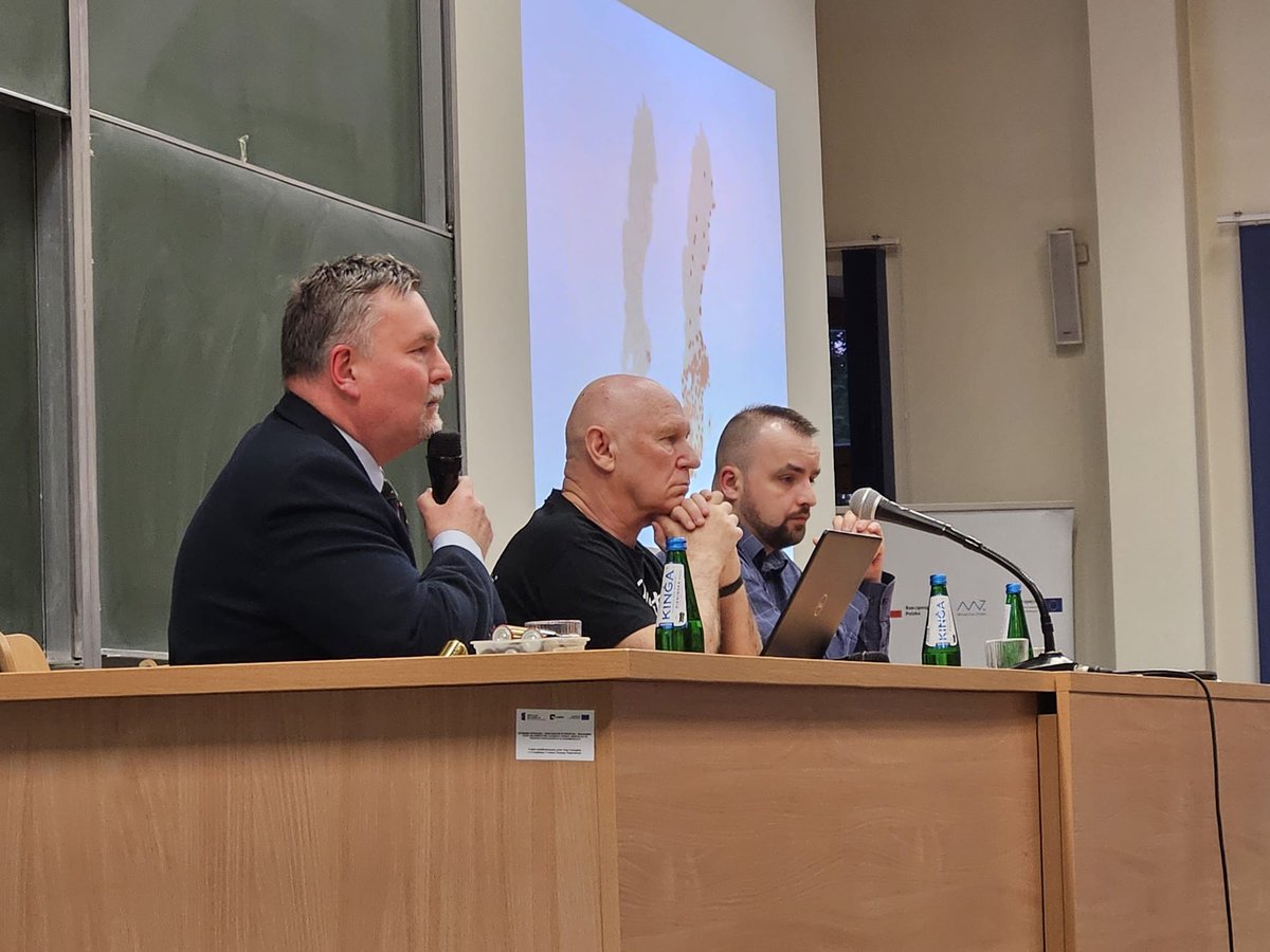 MichalMurgrabia's tweet photo. Wielki sukces! 129 osób na spotkaniu z @Zebrowski_NSZ przeciwko utworzeniu Centrum Integracji Cudzoziemców w Skierniewicach.
I to pomimo tego, że wczoraj o tej samej porze, była debata prezydencka. Gdyby nie to... z pewnością mielibyśmy pełną salę, a może i więcej.
#STOPCIC https://t.co/7g2wIHvAxF