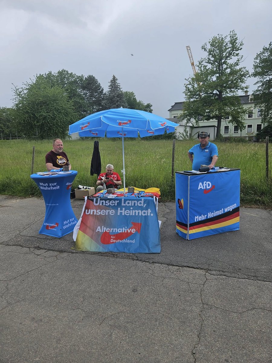 4D Planer 💚🌻🌻🌻💚 (@stefan_k__) on Twitter photo Nur durch übermenschlichen Einsatz konnten Rainer, Ernst & Michael den Bürger-Ansturm in Burgstädt meistern.  🤣
#AfDAlleine #NiemandKam #InfostandFlop #BlaubrauneWüste Nur durch übermenschlichen Einsatz konnten Rainer, Ernst & Michael den Bürger-Ansturm in Burgstädt meistern.  🤣
#AfDAlleine #NiemandKam #InfostandFlop #BlaubrauneWüste