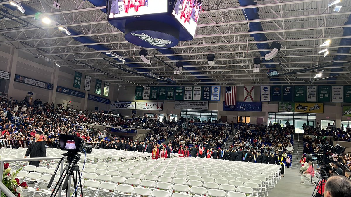 It’s showtime!  Congrats Class of 2025!  
#GoIndians