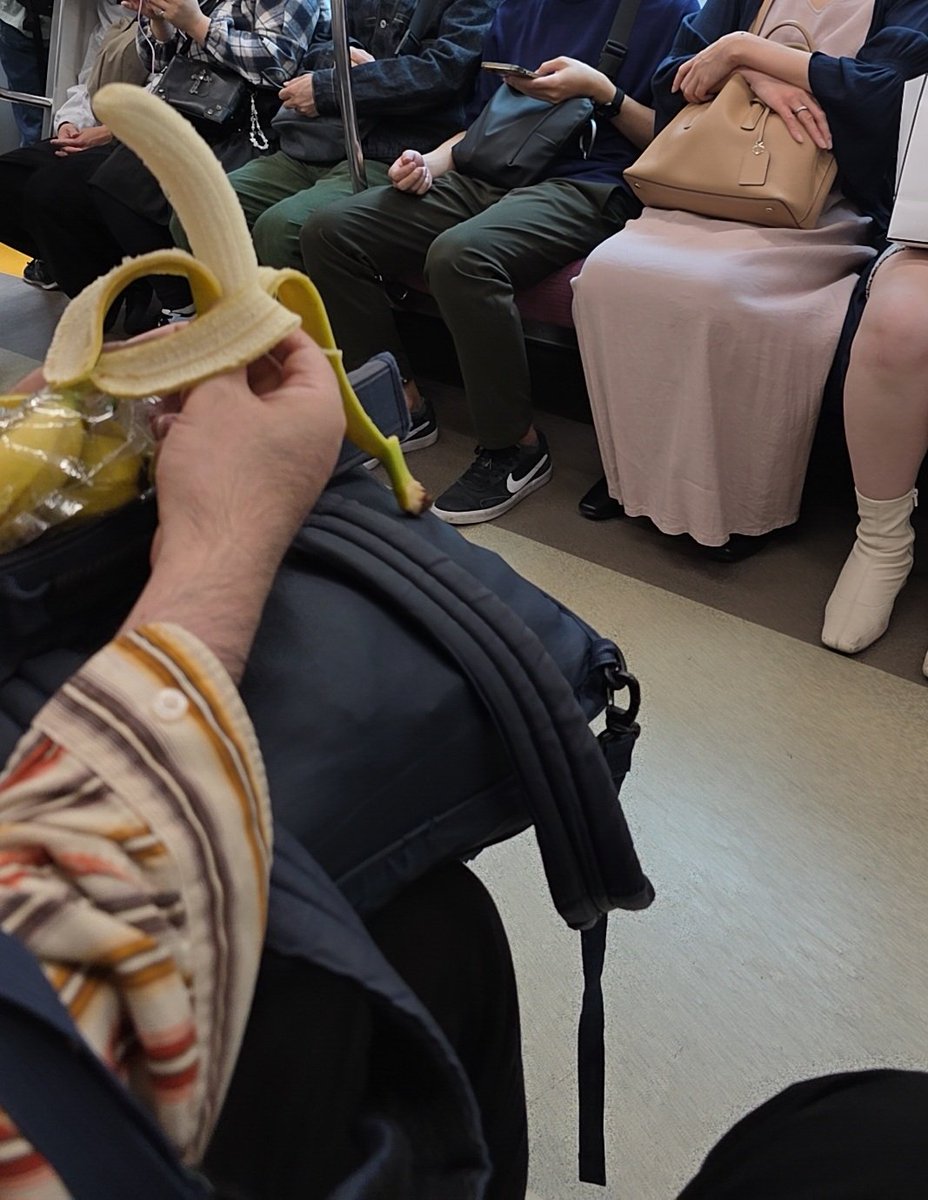 tm1_320's tweet photo. 家で食べてください。
なんでわざわざ電車の中で食べるのか…… https://t.co/0v3THAz94D