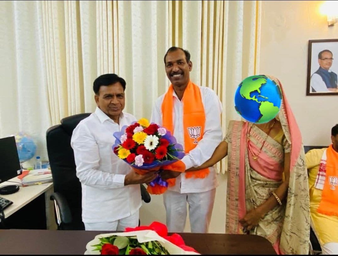TeluguScribe's tweet photo. నడి రోడ్డుపై శృంగారం చేసిన బీజేపీ నాయకుడు
మధ్యప్రదేశ్లోని ముంబై-ఢిల్లీ ఎక్స్ప్రెస్వేపై పై శృంగారం చేసిన బీజేపీ నాయకుడు మనోహర్ లాల్ ధకడ్
సీసీటీవీ ఆధారంగా కారు నంబర్ ప్లేట్ గుర్తించి బీజేపీ నాయకుడిపై కేసు నమోదు చేసిన పోలీసులు https://t.co/g9JYntE7Am