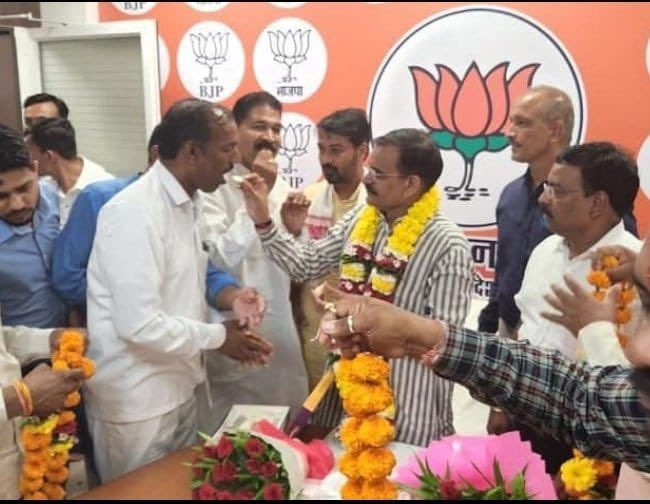 TeluguScribe's tweet photo. నడి రోడ్డుపై శృంగారం చేసిన బీజేపీ నాయకుడు
మధ్యప్రదేశ్లోని ముంబై-ఢిల్లీ ఎక్స్ప్రెస్వేపై పై శృంగారం చేసిన బీజేపీ నాయకుడు మనోహర్ లాల్ ధకడ్
సీసీటీవీ ఆధారంగా కారు నంబర్ ప్లేట్ గుర్తించి బీజేపీ నాయకుడిపై కేసు నమోదు చేసిన పోలీసులు https://t.co/g9JYntE7Am