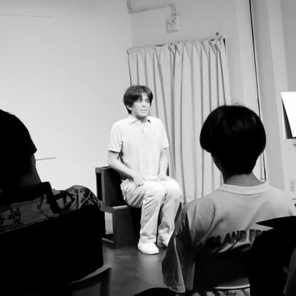 【『平成を跳んだ男』5/24(土)】
本日は昼夜公演となります。
両公演ともに当日券があります！

☀️昼公演
開場：14:00
開演：14:30

🌙夜公演
開場：19:00
開演：19:30

上演時間：約75分(休憩なし)
※本日はドリンクの提供がございます。

ーーー