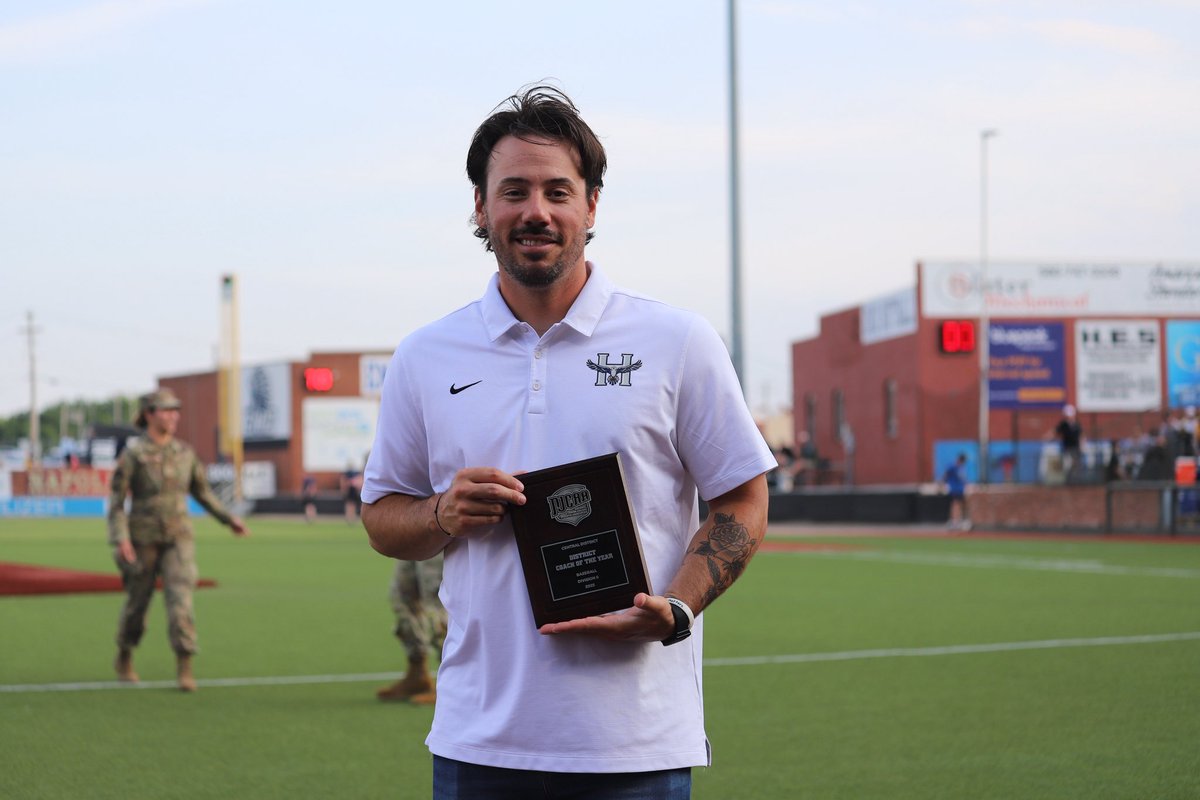 HCC_Hawks's tweet image. Not a Bad Day at the Ballpark 🦅🙌🏼

Shoutout Coach Razo for being awarded the Central District Coach of the Year 👏🏼
👀 See You Sunday Under the Lights 💡

#humhawks