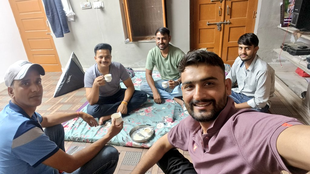 JATbera1's tweet image. कल शाम को भाई @ShubhamRewar4U को चाय पिलाकर रवाना किया 🎉