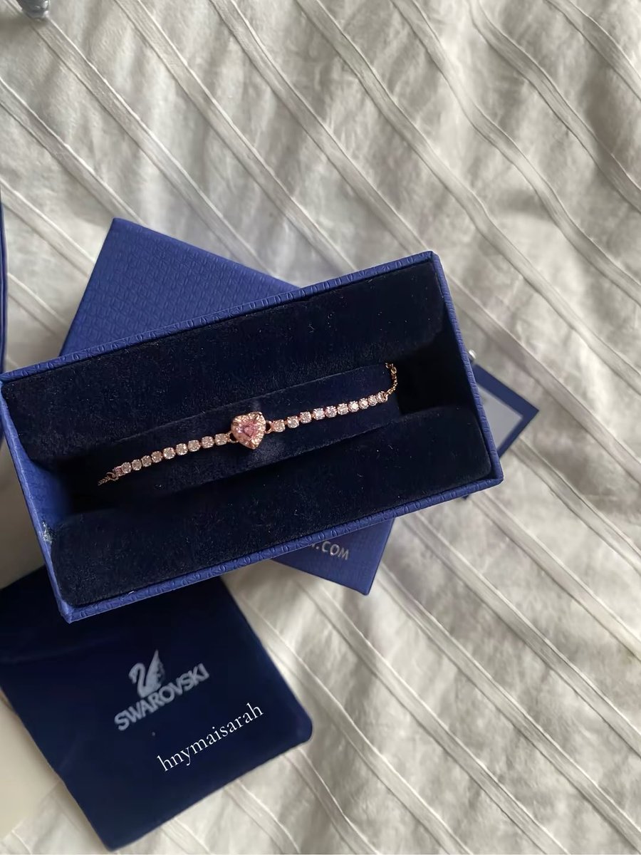 shemustnot_'s tweet photo. Akibat terlampau fomo i pun beli la swarovski china ni- 

I must say, quality dia sangat……. https://t.co/d4RC5xFEgZ