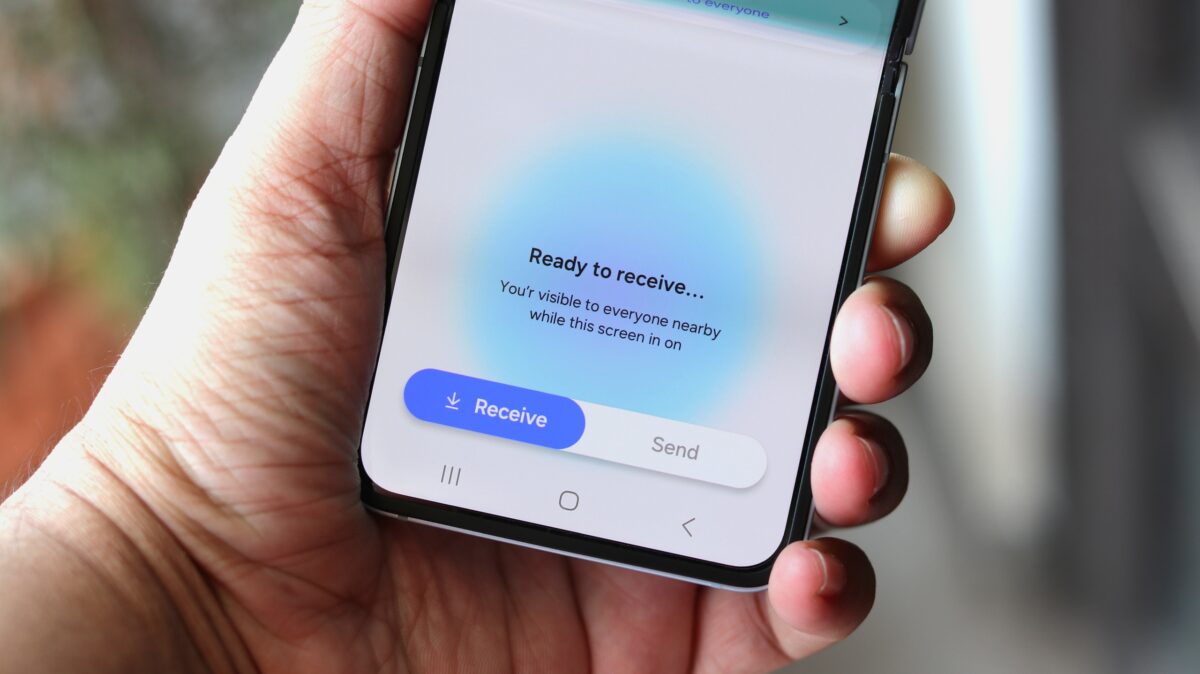 HimanshiTech's tweet image. #QuickShare will soon work in cars with #Google built-in