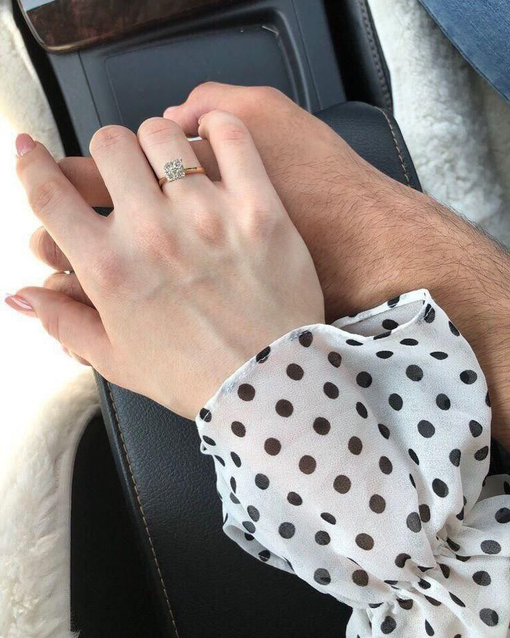 هاتِي يَديكِي أشدّ بهما أزري، 
أضيفُ منَ الأزمان عمراً إلى عُمري 🩷