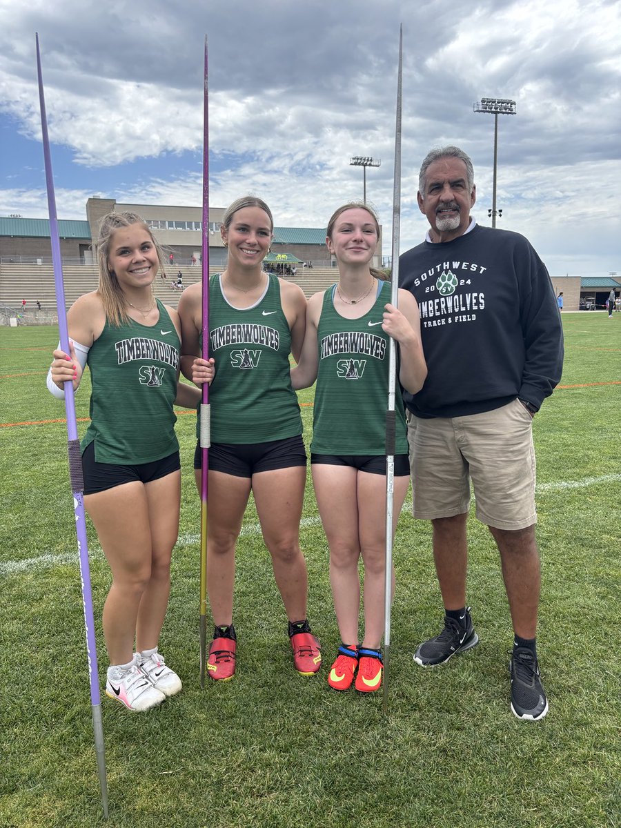 PerbeckFrank's tweet image. 5A Regional Track at BVNW
Lexi Franks 2nd State Qualifier, Karter Skillman 3rd and SQ, freshman Jillian Vierthaler places 7th in her first varsity meet. Congratulations!