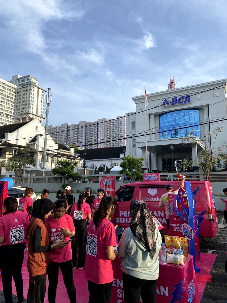 Woiiiii,, ke Booth Lazada di Medan, dapet minuman gratis nih, selain itu besok bakal ada games juga. Hadiahnya Voucher belanja,, Wah kudu bgt mampir sih ini!