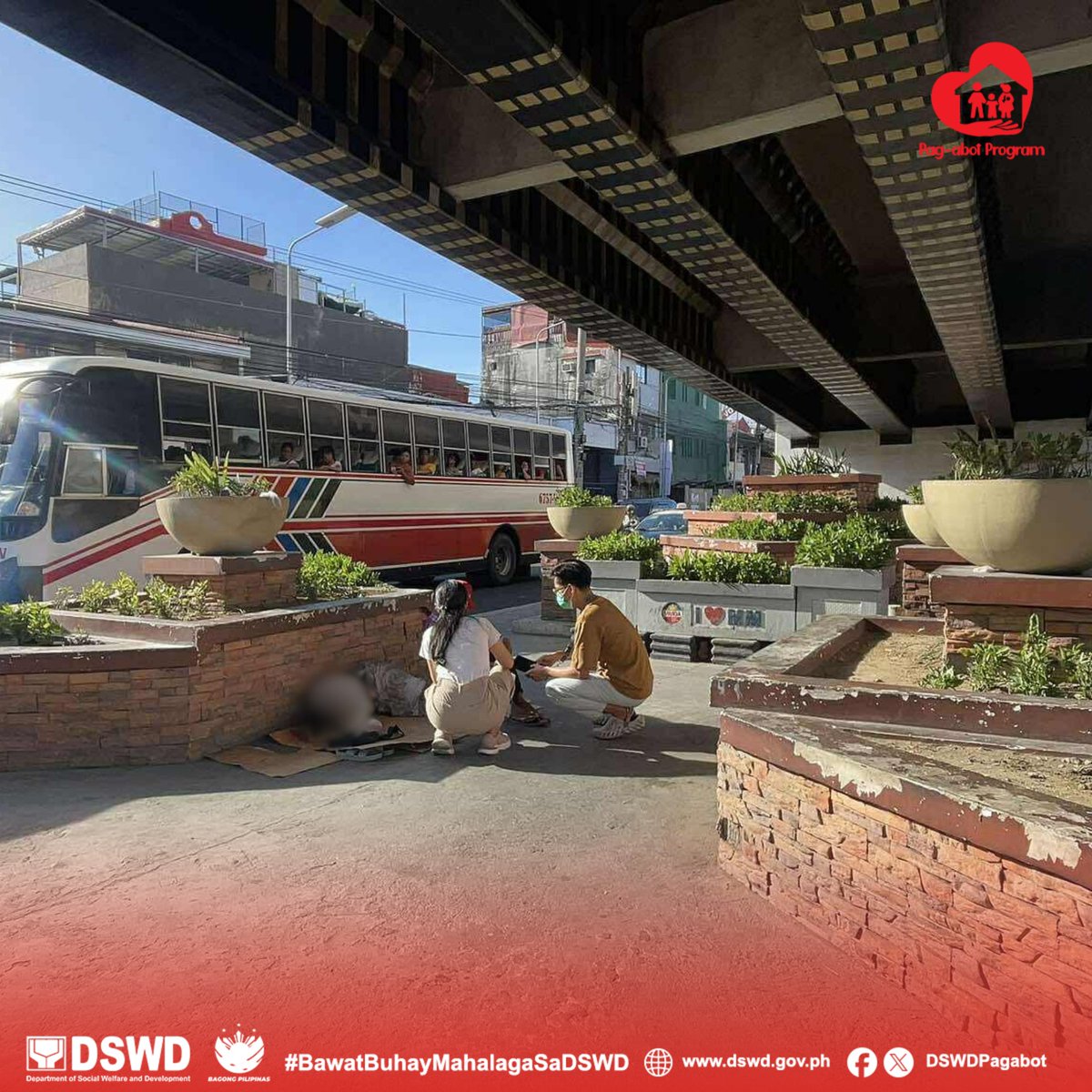 DSWDPagAbot's tweet image. 📷TINGNAN: Hindi matatawarang dedikasyon at pagpupursigi ang laging ipinapamalas ng Pag-abot Program sa kanilang adhikaing mailayo sa kapahamakan at makumbinsi ang mga bata, indibidwal at pamilyang naninirahan sa lansangan.

Ang mga mahihikayat na benepisyaryo ay dadalhin sa…