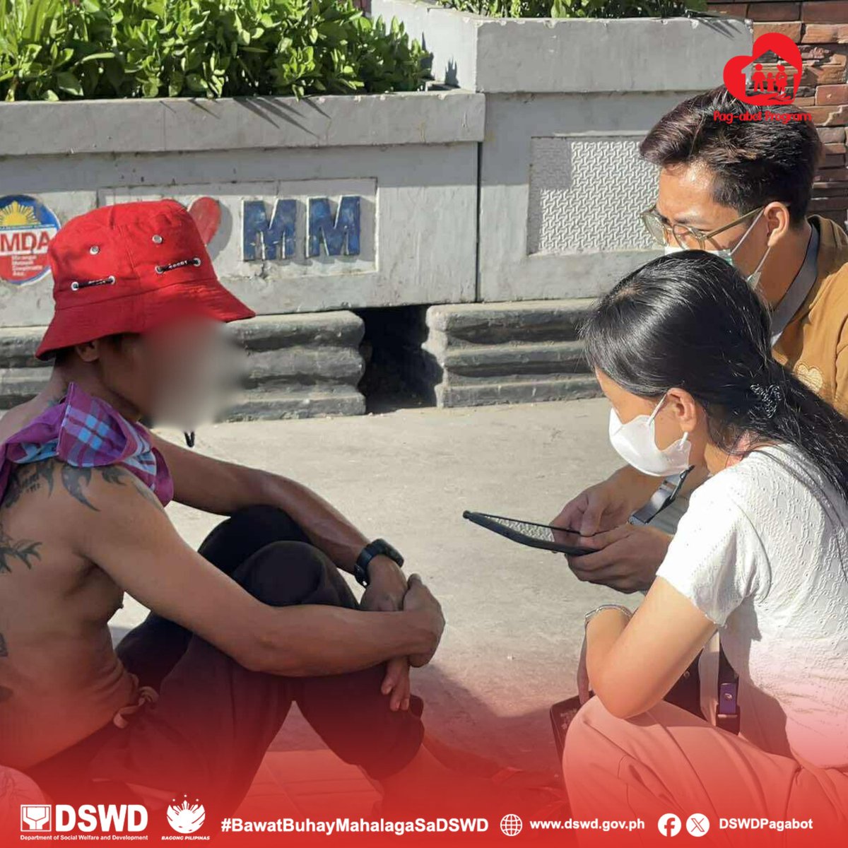 DSWDPagAbot's tweet image. 📷TINGNAN: Hindi matatawarang dedikasyon at pagpupursigi ang laging ipinapamalas ng Pag-abot Program sa kanilang adhikaing mailayo sa kapahamakan at makumbinsi ang mga bata, indibidwal at pamilyang naninirahan sa lansangan.

Ang mga mahihikayat na benepisyaryo ay dadalhin sa…