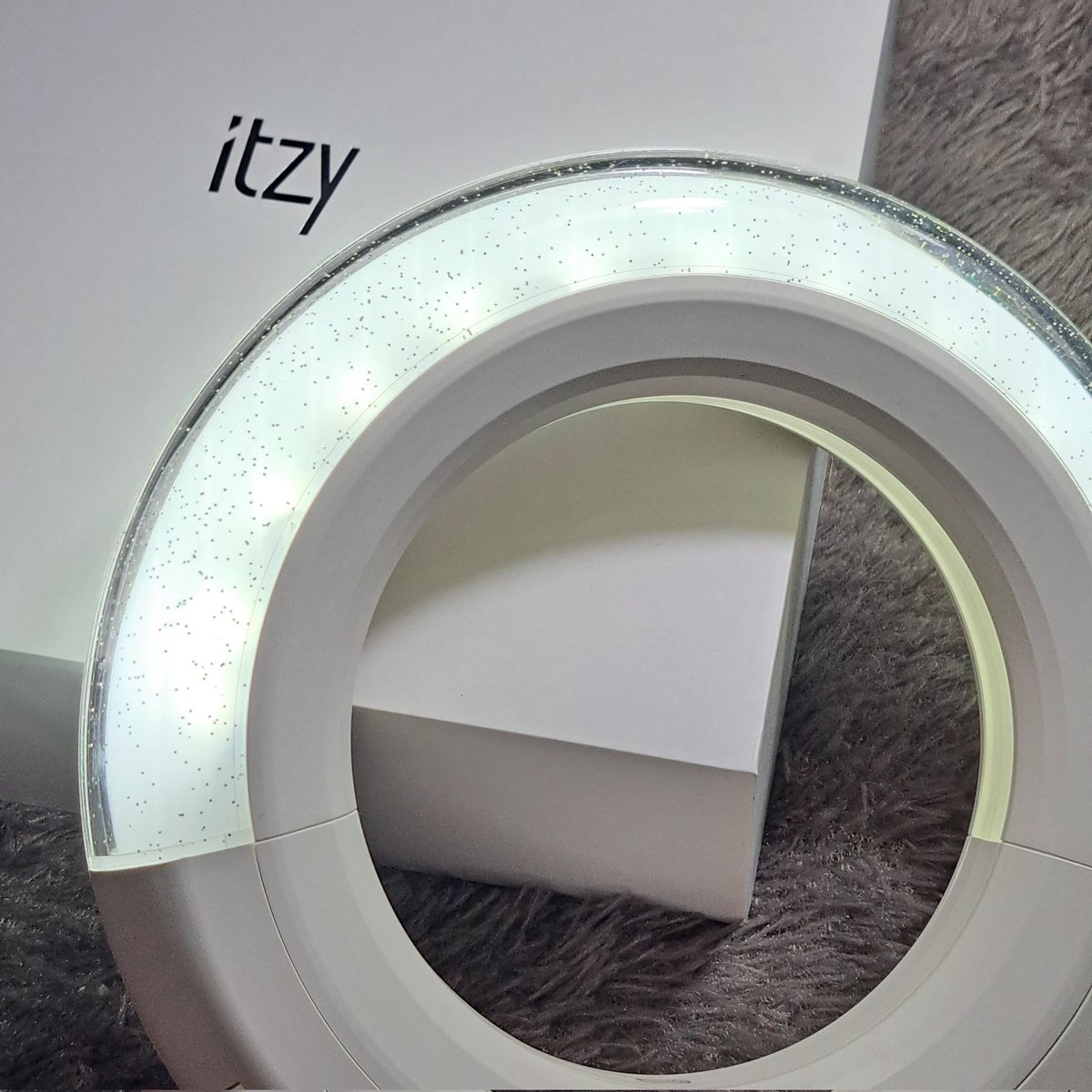 syeonscart's tweet photo. wts // want to sell 

lightring itzy v1
price: 650k

good condi! (baru dipakai sekali), detail condition on dm

📍Indonesia, bandung
bisa oren
ship ww✅
please mention after dm

t. wts itzy lightring lightstick ver 1 v1 https://t.co/NS3vuUTSqa