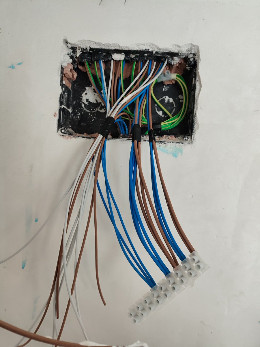 La semana pasada estuvimos ayudando a terminar una reforma en un hotel en Ponte do Porto! Terminando los trabajos eléctricos pendientes, los cuadros, las cajas de empalme y los puntos de luz entre otros. 
😃💪🔌💡🛠️