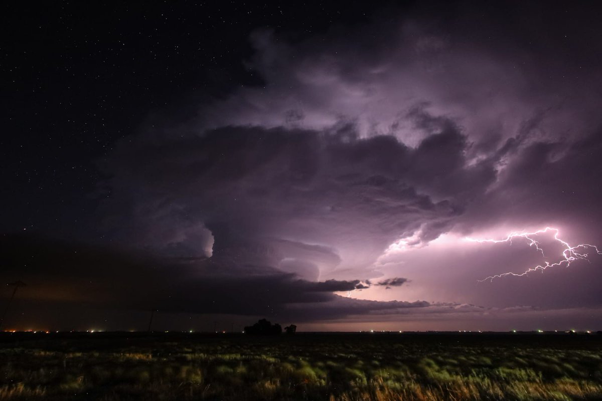 Wat een ONGELOFELIJK toffe chase dag was het! Dag 5 gaat de boeken in met een tornado in het oosten van Colorado, geweldige luchten en ook nog een bliksemshow waar je u tegen zegt!