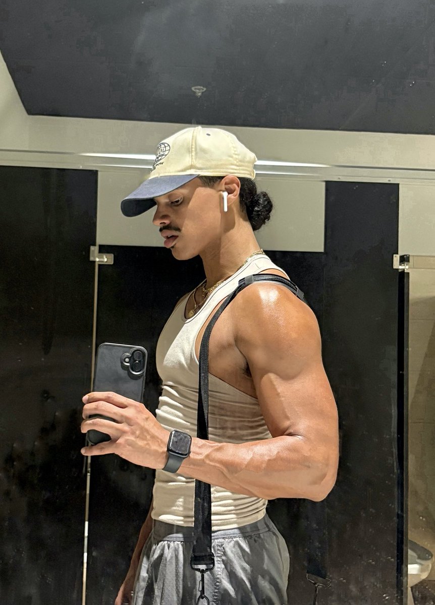 gerardo__99's tweet photo. to my gym: time to clean the mirrors up https://t.co/0dgLZ6WOXF
