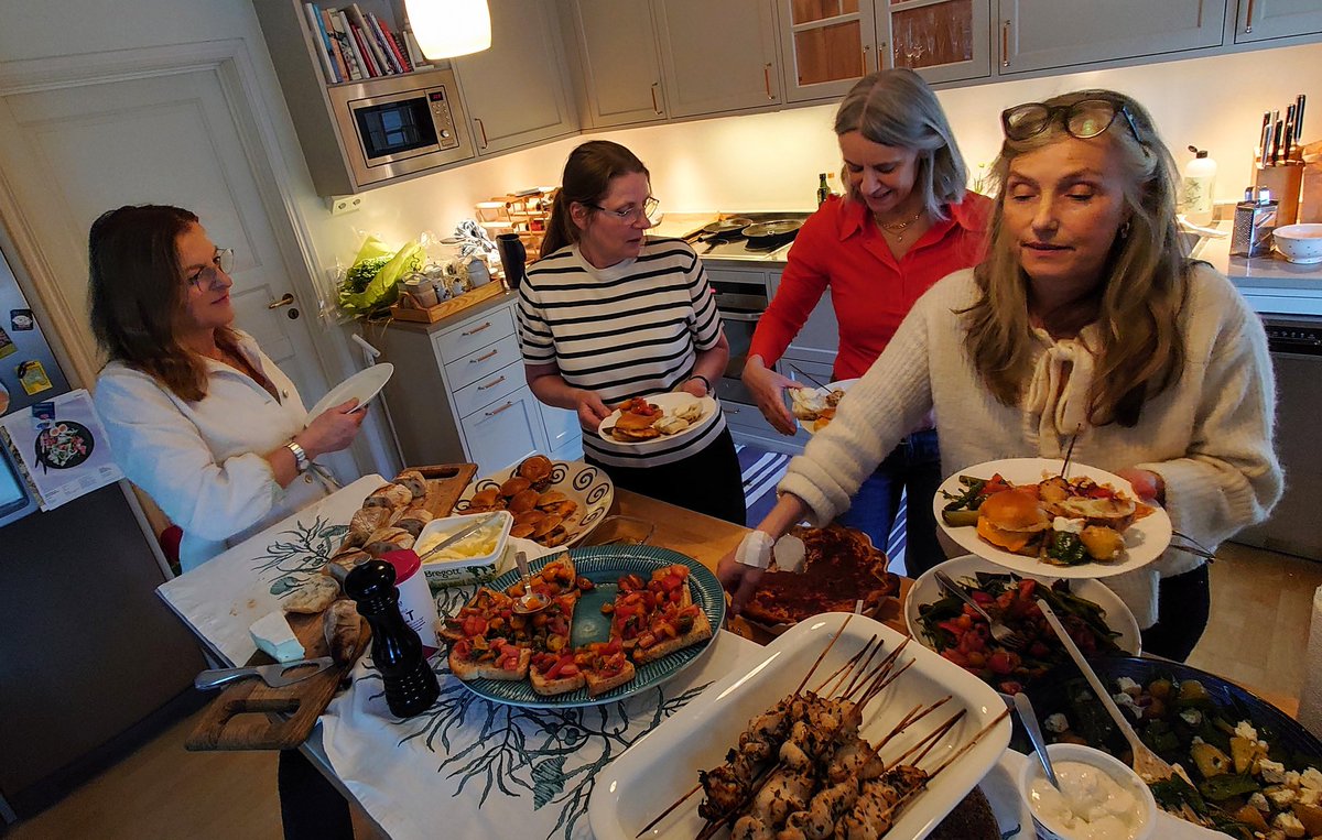 Gott att äta och dricka hos Karin &amp; Danne!

#PhotoByKeith #Valborgsfirande #BästaKompisarna at Arefalks Place in Täby - swarmapp.com/user/5098520/c…