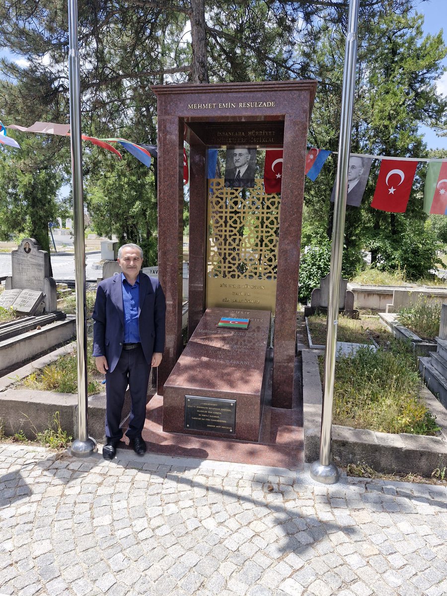 Atamızın izindəyiz...
Azərbaycan Cümhuriyyətinin qurucusu, ilk cümhurbaşqanı, milli ideoloq Məhəmməd Əmin Rəsulzadənin qutlu məzarını ziyarət etdik...
🇦🇿🇦🇿🇦🇿
Ankara, Əsri məzarlığı 
23 may 2025