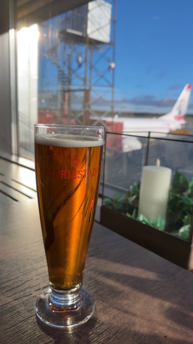 Hur kommer det sig att bira smakar bäst på en flygplats före 6 på morgonen?