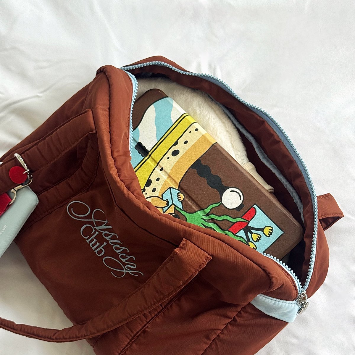 เอาแบบมีใบเดียวคุ้ม สะพายใช้ได้ทุกวัน ราคาน่ารัก ของ asissy.club คับ 🤘🏻รุ่นนี้ใส่ ipad ได้ จุได้แน่นๆ สะพายไม่เจ็บไหล่ + ผ้า nylon กันน้ำด้วย สีจ๋วย