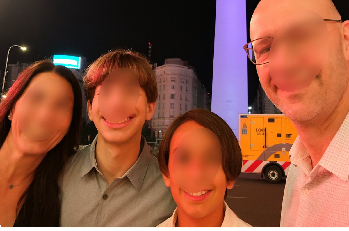 MADRE MATÓ A SU ESPOSO E HIJOS Y LUEGO SE SUICIDÓ EN VILLA CRESPO, ARGENTINA 

La investigación policial sostiene que la madre fue la autora del crimen. La hipótesis principal indica que asesinó a su pareja y a sus dos hijos adolescentes antes de quitarse la vida.