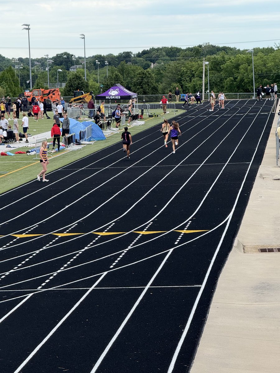 Kirsten running the 400m run!!! ⁦<a href="/SMNPepClub/">SMN Pep Club</a>⁩ ⁦<a href="/SMNorthBooster/">SMN Booster Club</a>⁩ ⁦<a href="/SMNorthPTSA/">SM North PTSA</a>⁩ <a href="/smntr/">smntr</a>