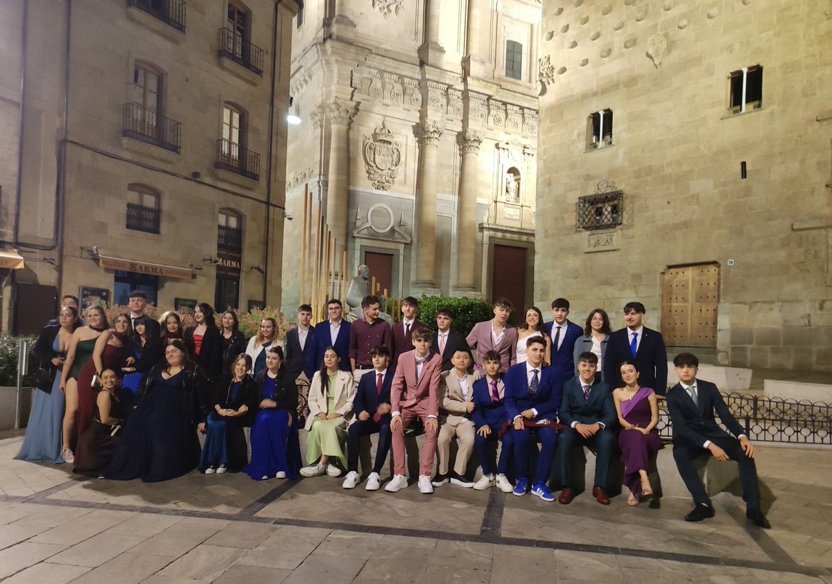 SalinasVoz's tweet photo. 🎓 La promoción 2024 de 2º de Bachillerato del IES Francisco Salinas ya es historia.

Una noche para recordar, culminada con esta foto frente a la estatua de Francisco Salinas.

¡Felicidades a todos los graduados! El futuro os espera @educacyl https://t.co/rB0squuhGl