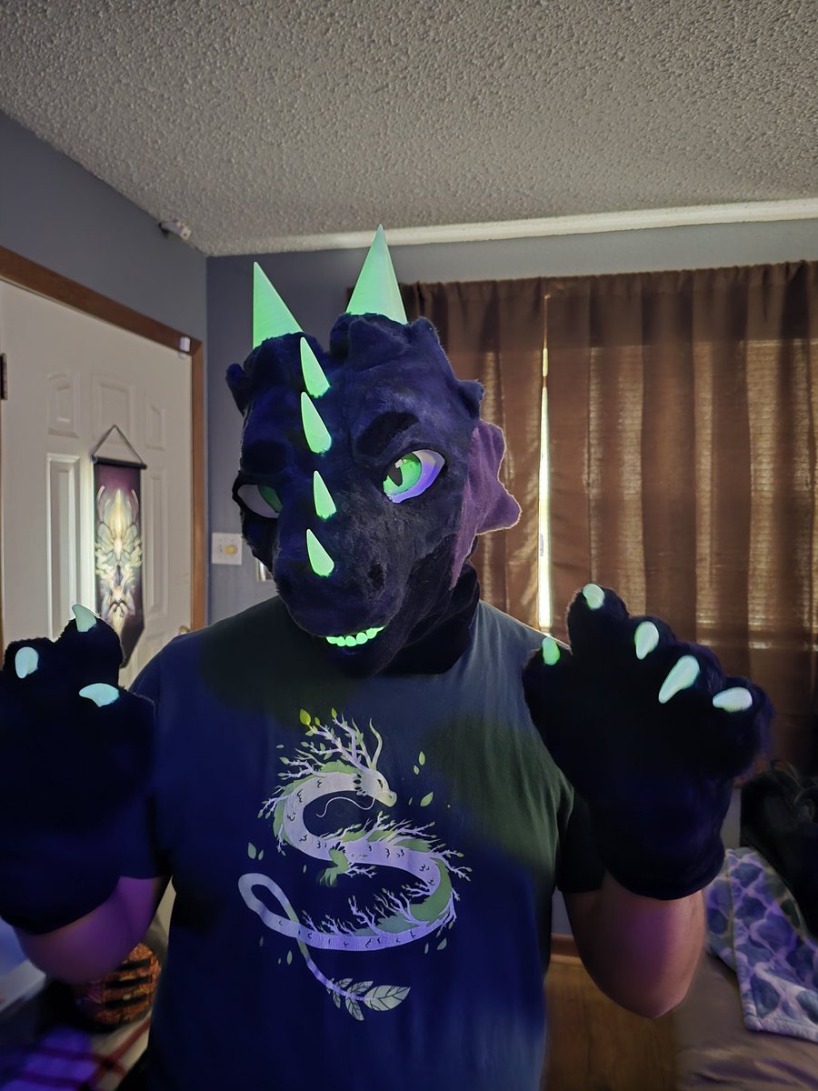 First commissioned Dragon, Welcome in Lewyn!
#fursuit #FursuitFriday #Dragon