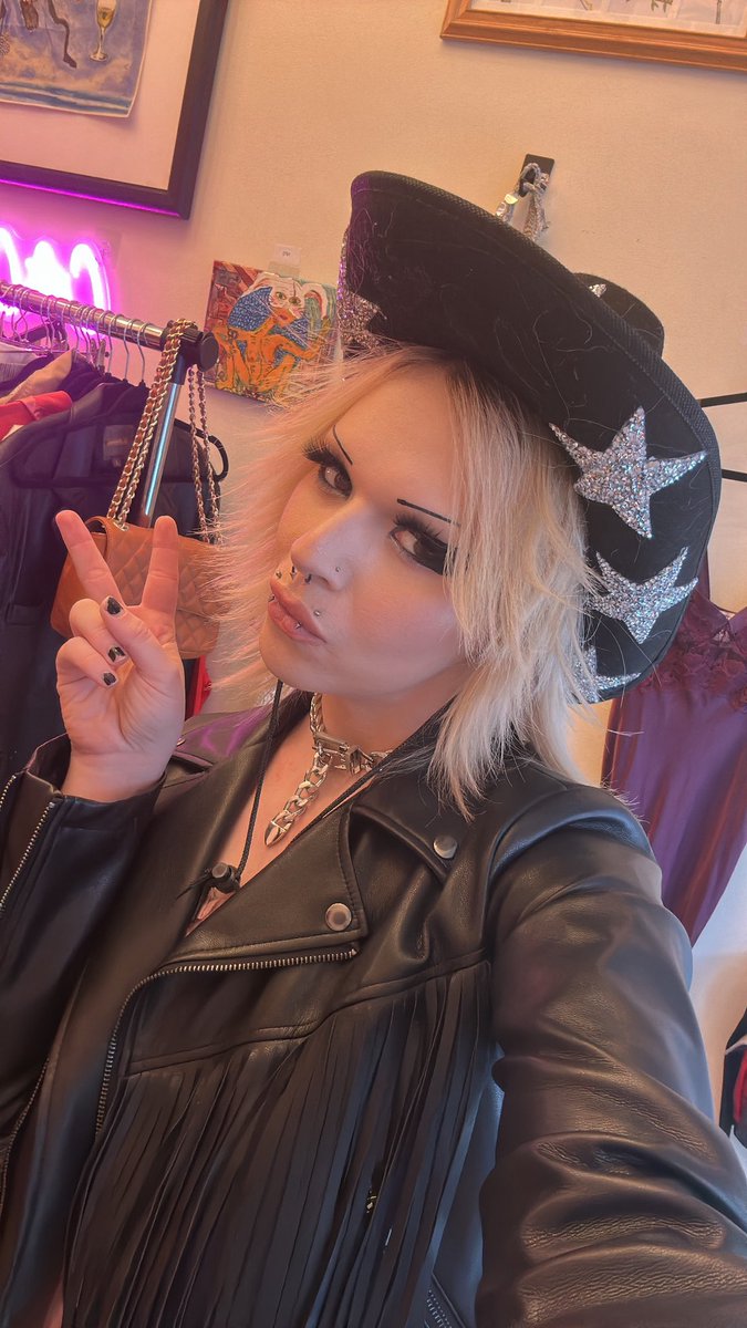 Mimi Tachikawa isn’t the only Digimon Tamin’ Bimbo Cowgirl ‘round these parts
🤠💖 
(I have Metal Greymon X Antibody on my DM verX)